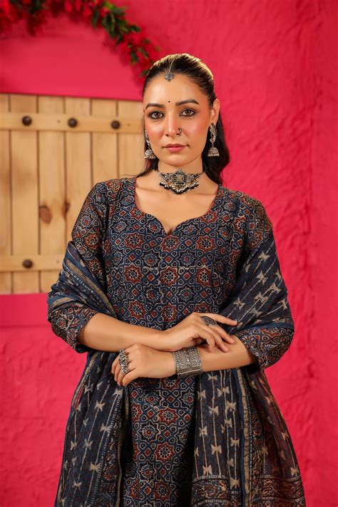 Inaya Chanderi Suit Set – DIMPLE DESIGN STUDIO