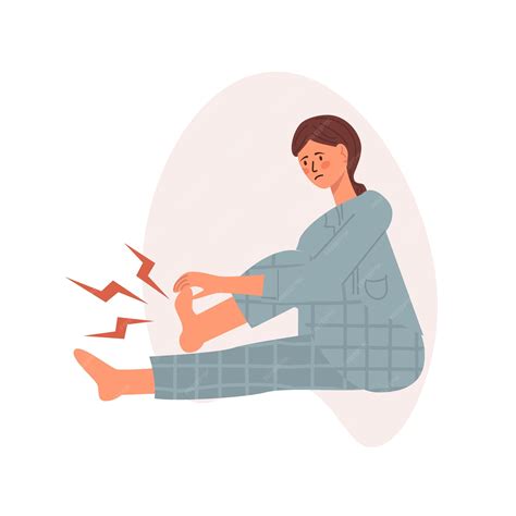 Mujer joven que tiene un calambre en la planta del pie sintiendo dolor ...