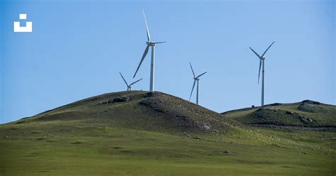 Éoliennes sur une colline
