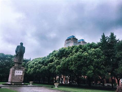 【携程攻略】上海复旦大学景点,上海复旦大学是中国知名高校，年末慕名而往，恰逢气温宜人，阳光下的…