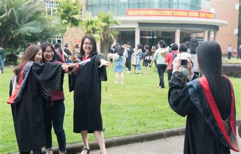 大学女生穿黑丝短裙戴六道杠拍毕业照(图)_新闻中心_新浪网