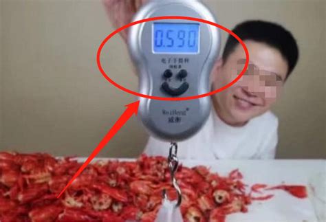 男子团购10斤小龙虾称重仅5斤，商家：新员工称错秤，算上铁盘了