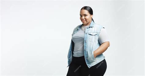 Plus-Size-Model im Studio-Shooting glücklich lächelnd | Kostenlose Foto