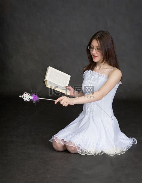 年轻的女巫师图片-拿着魔杖的美女巫师素材-高清图片-摄影照片-寻图免费打包下载
