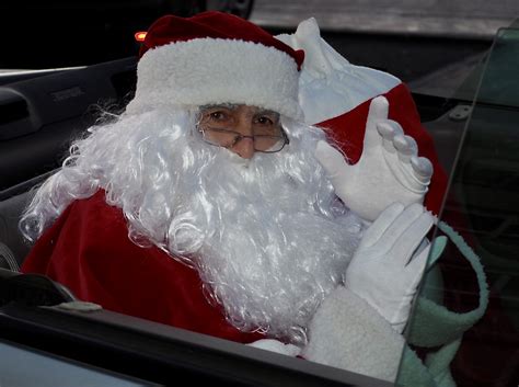 Calles a rebosar de gente para recibir a Papá Noel en Ribadesella ...