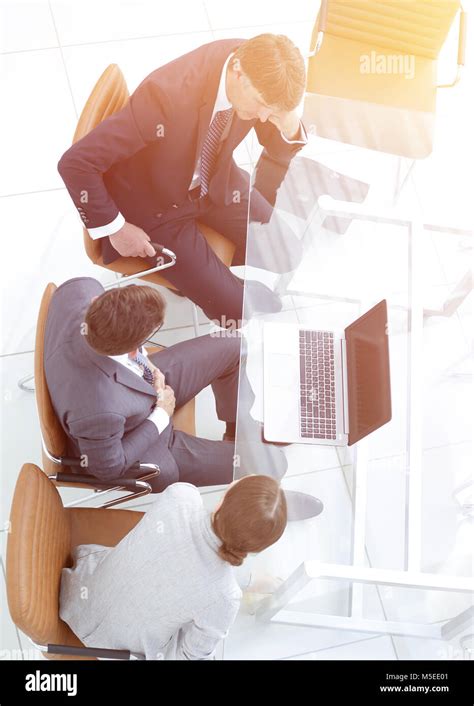 3 People Meeting 的图像结果