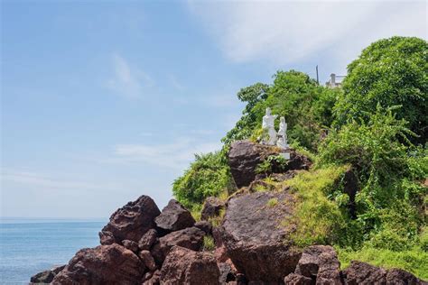 Dona Paula Beach: The Majestic Coastline & Enchanting Waves