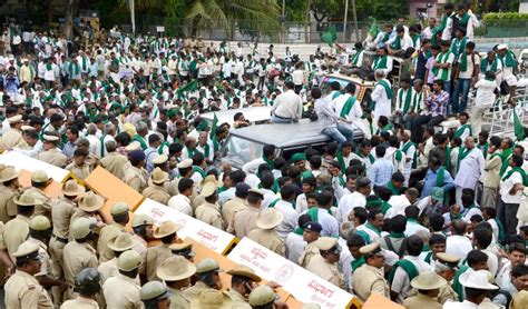 Karnataka Rajya Raita Sangha and Hasiru Sene demonstration