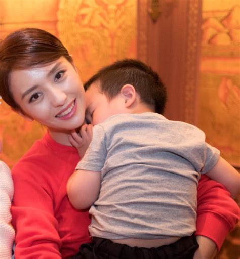 2019年生孩子的20位女星：赵丽颖张馨予低调，她生第三个儿子