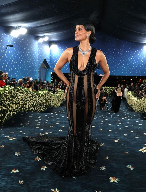 MET Gala 2025: Halle Berry szokuje w czarnej prześwitującej sukience i ...
