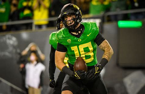Oregon tight end, social media star, dies of head injury | The Independent