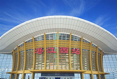 请问广州站（火车站）是在广东省汽车客运站的旁边吗？都在哪个区呀？