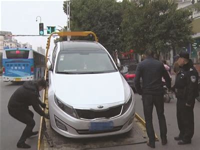 几名男子自称帮银行讨债 用清障车当街强拖“按揭车”_新浪新闻