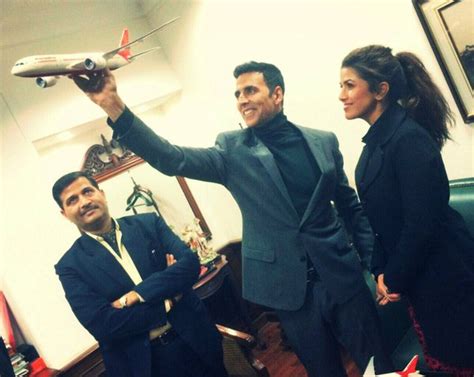 Akshay Kumar, Nimrat Kaur promote 'Airlift' at Air India office ...