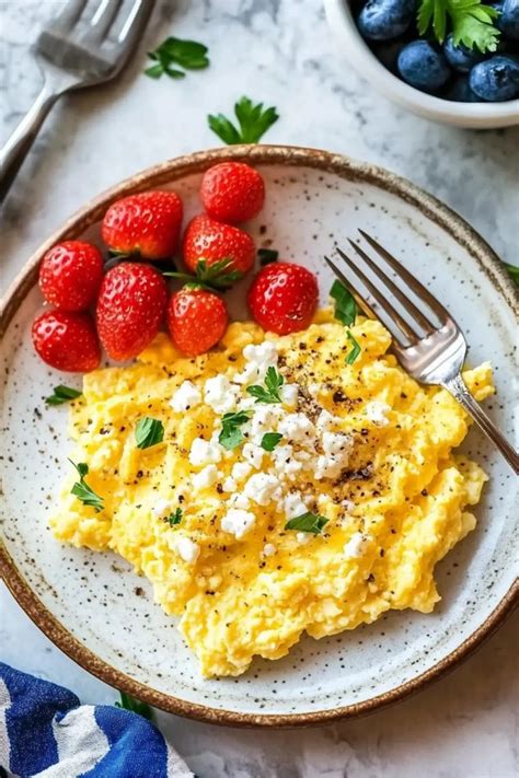 Fluffy High-Protein Scrambled Eggs with Cottage Cheese - recipe maestro