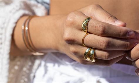 5 Demi-Fine Jewelry Trends To Keep It Light This Festive Season | Tanzire