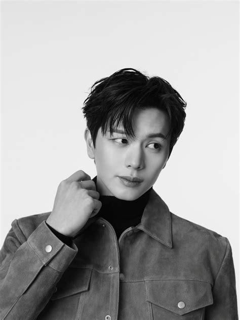 Yook Sungjae reveals new profile