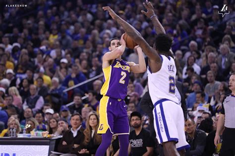 今日湖人对阵勇士的比赛无水印高清图