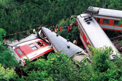 图文：两辆列车在湖南郴州火车站相撞_新闻中心_新浪网