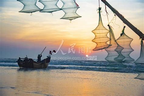 广东湛江：迎着朝阳出海打鱼-人民图片网