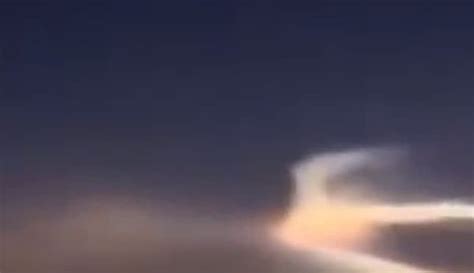 【海客新闻】新疆哈密上空现神秘光束 专家：可能是火箭发射后产生的火箭云_粉丝数45642_作品数2699-资讯视频-免费在线观看-爱奇艺