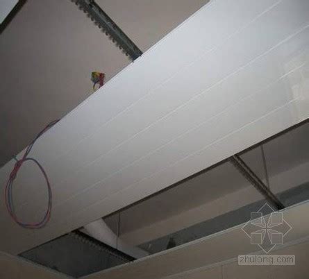 卫生间吊顶扣板的安装与拆卸视频 插进去撬的时候要用力均匀慢慢