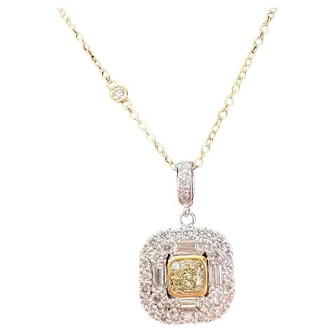 18 Karat Yellow Gold and White Diamonds Pendant For Sale at 1stDibs