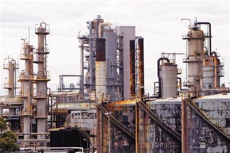 Oil meeting on output freeze unlikely without Iran progress