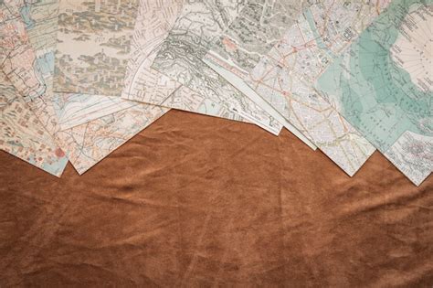 Set of maps on table | Free Photo