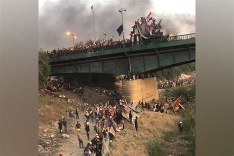 Iraqi protesters cross bridge, approach government buildings