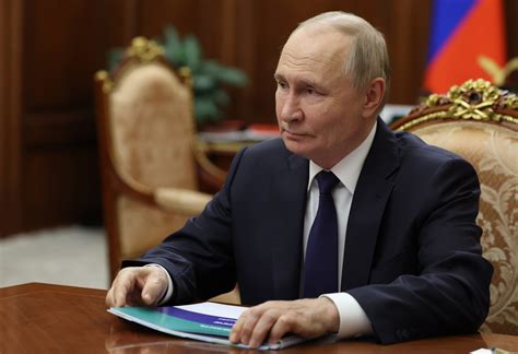 Russia, Putin signs law lowering citizenship oath age to 14 - LaPresse News