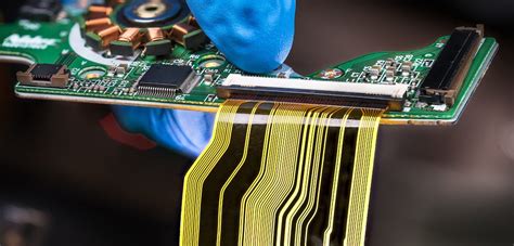 フレキシブル基板（FPC）における補強板の役割とは？おもな素材や発注の流れも解説 | meviy | ミスミ