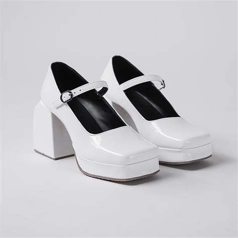 7 Outfits To Hop On The Y2K Trend