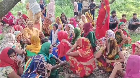 UP: जन्माष्टमी देखने मंदिर गई थीं 2 लड़कियां, पेड़ से लटके मिले शव ...