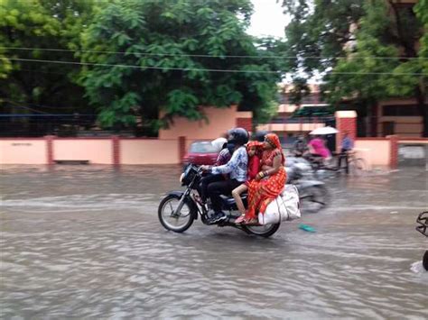 दिन भर बादल, देर शाम तेज बारिश के साथ चलीं ठंडी हवाएं Hathras News ...