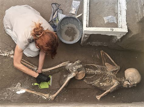 Pompeii archaeologists discover remains of 2 bodies with 'cache of treasure' - ABC News