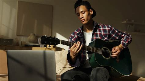 What Is a Spanish Guitar? (And How To Recognize It) | InstrumentGuys