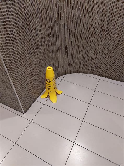 Banana peel wet floor sign : r/mildlyinteresting
