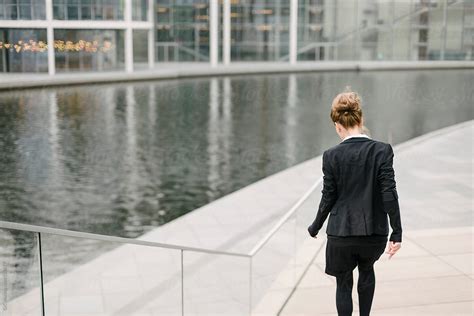 Business Women Walking 的图像结果