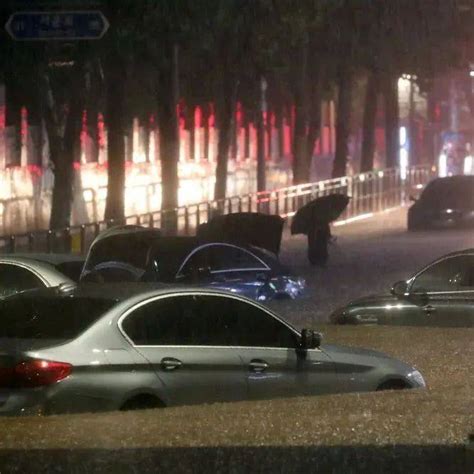 “严重级”！遇难人数已升至10人，其中有两名中国公民…_首尔_暴雨_道路
