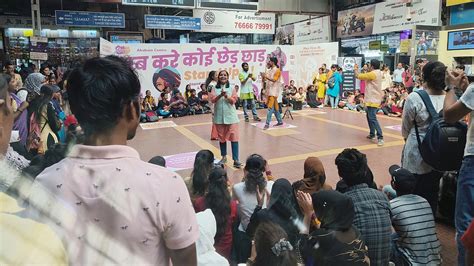 Mumbai: NGO for CR commuters launch 'Mai Hoo Na' campaign against ...