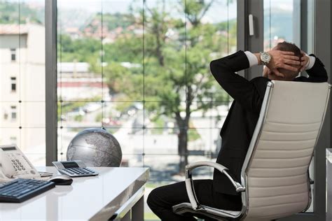 Man Using Computer in Office 的图像结果