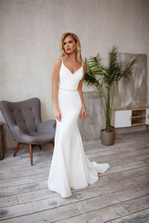 Tight wedding dress Crepe Sleek silhouette Minimalist bridal | Etsy | Tight wedding dress, Best ...