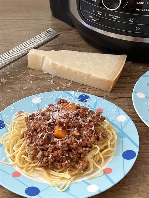 Slow Cooker Spaghetti Bolognese - Kitchen Gadgets Club
