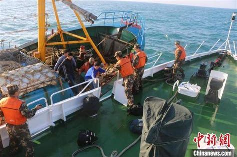 福建渔船被撞沉没 10名船员成功获救