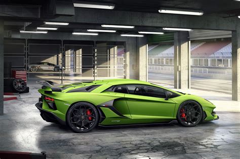 What Are Center-Lock Wheels? | Capital One Auto Navigator