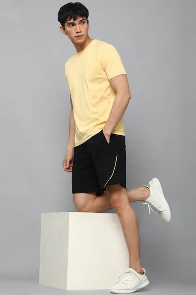 Buy Men Black Solid Slim Fit Shorts Online - 736444 | Louis Philippe