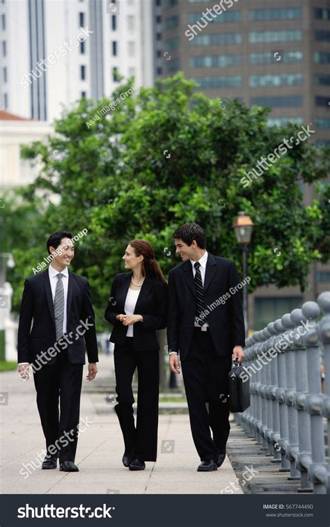 Business People Walking Side Profile 的图像结果