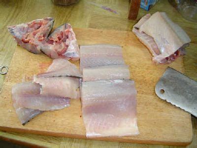 水煮鱼的鱼片怎么切?水煮鱼如何切片的方法图解-聚餐网
