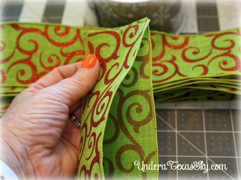 Christmas Wreath Using 10 Deco Mesh 的图像结果